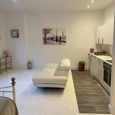 Lovely 1-Bedroom Loft Apartment Above Shop With Free Parking- Long Term Let Available Maldon Eksteriør billede