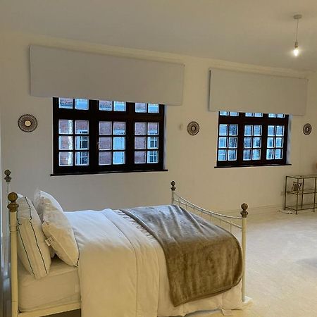 Lovely 1-Bedroom Loft Apartment Above Shop With Free Parking- Long Term Let Available Maldon Eksteriør billede