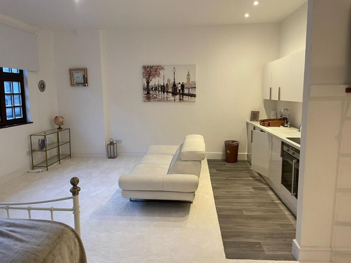 Lovely 1-Bedroom Loft Apartment Above Shop With Free Parking- Long Term Let Available Maldon Eksteriør billede