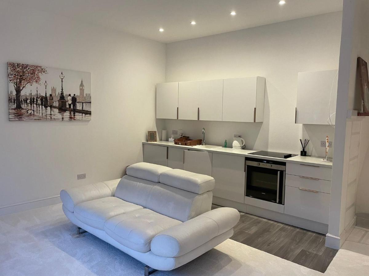 Lovely 1-Bedroom Loft Apartment Above Shop With Free Parking- Long Term Let Available Maldon Eksteriør billede