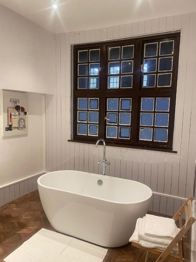 Lovely 1-Bedroom Loft Apartment Above Shop With Free Parking- Long Term Let Available Maldon Eksteriør billede