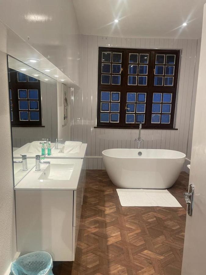 Lovely 1-Bedroom Loft Apartment Above Shop With Free Parking- Long Term Let Available Maldon Eksteriør billede